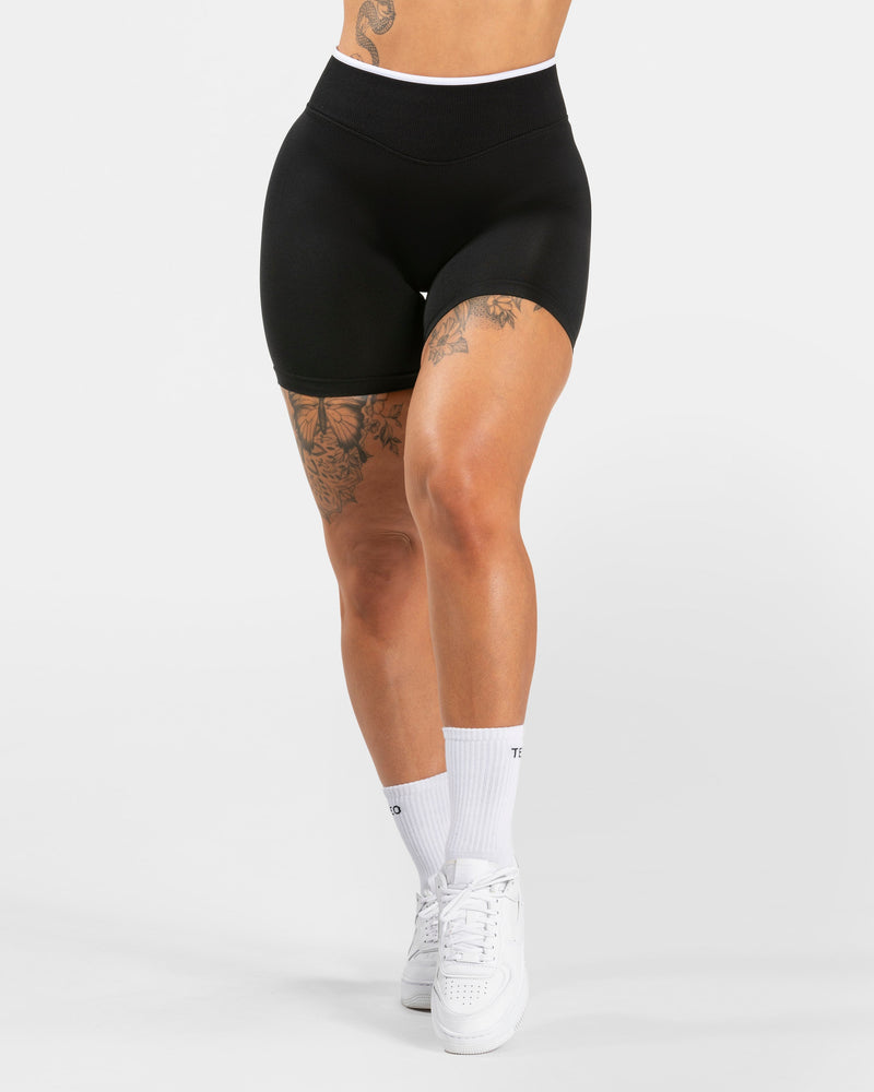 Contrastline Sculpt Scrunch Shorts "Schwarz"